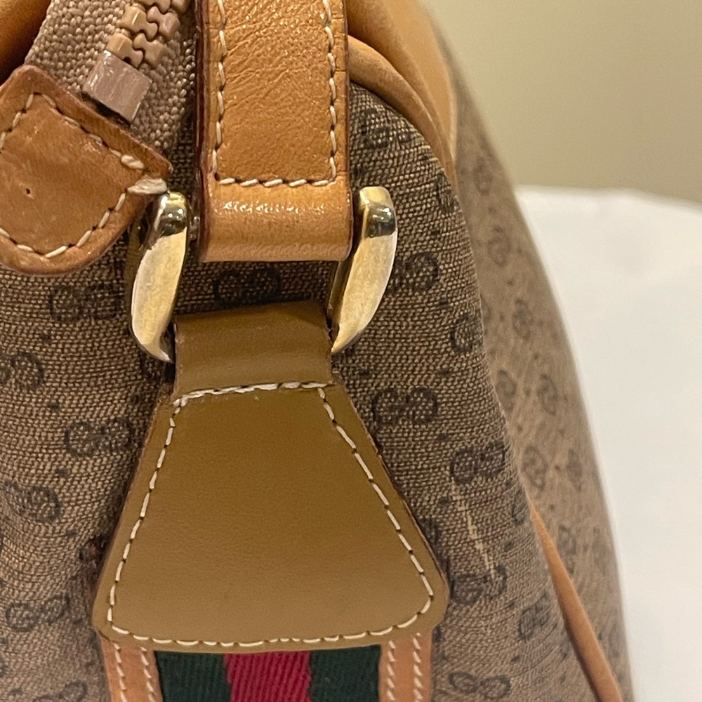 Gucci Vintage 1970’s-1980’s C monogram Call outs are peeling on inside and strap - Picture 6 of 14